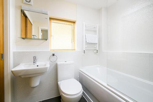 萨默福德凯恩斯Cygnet Lodge HM97 Lower Mill Estate Cotswolds的白色的浴室设有卫生间和水槽。