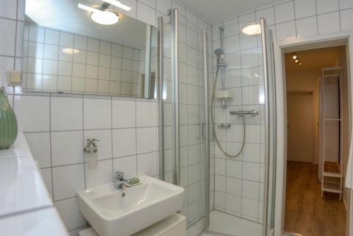 多特蒙德Appartement mit Balkon Westfalenhalle und Universität fußläufig的白色的浴室设有水槽和淋浴。