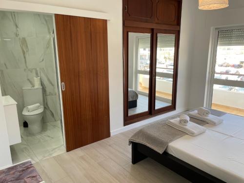 奎特里拉A Minha Praia的一间带一张床、淋浴和卫生间的浴室