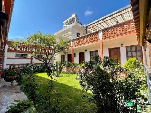 底拉斯卡拉Hotel RioMiel Tlaxcala的草场房子的庭院