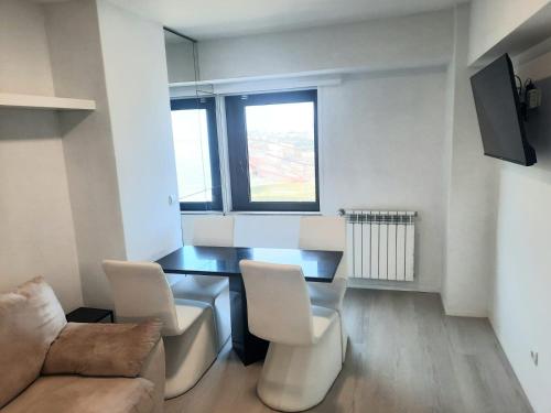 马托西纽什波尔图赛公寓的客厅配有桌椅和沙发