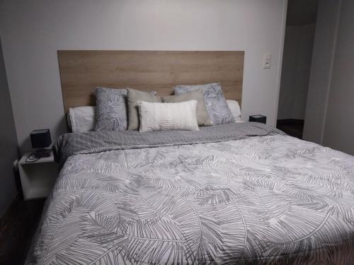 图勒Charmant appartement au cœur de ville de Toul的一间卧室配有一张大床和木制床头板