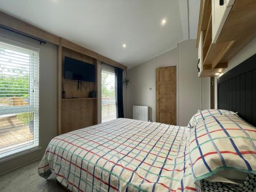 克利夫罗16 Lake View, Pendle View Holiday Park, Clitheroe的一间卧室设有一张床和一个大窗户