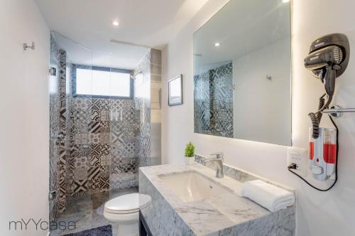 墨西哥城3 Bedrooms Apartment with Panoramic Terrace的一间带水槽、卫生间和淋浴的浴室