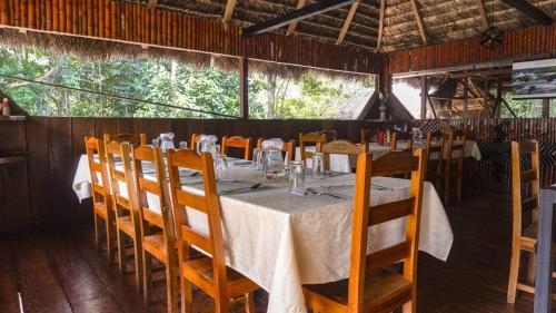 CuyavenusCaiman Lodge的一间带桌子和椅子的用餐室