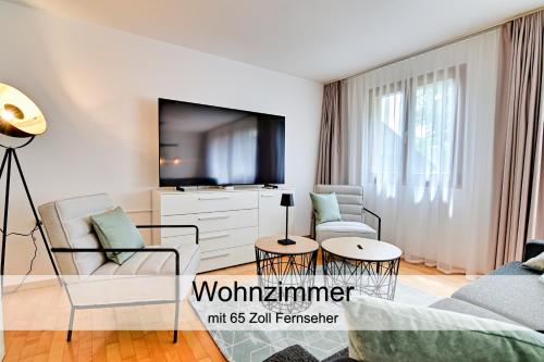 Seewis im PrättigauGemütliche 2.5 Zimmer Wohnung mit privater Sauna的客厅配有电视、沙发和椅子