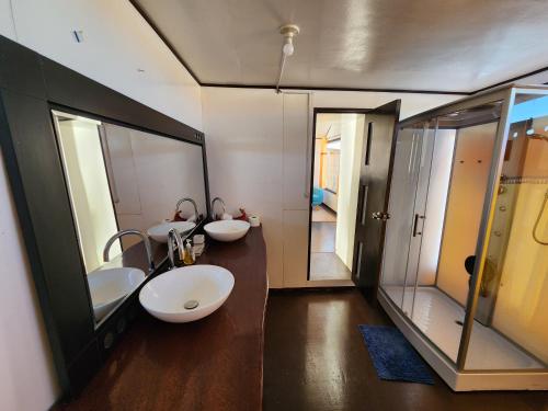 普诺Casitas del Titicaca Peru的浴室设有2个水槽和2面镜子