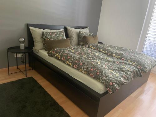 特里森贝格2-Zimmer Ferienwohnung an ruhiger Lage的卧室内的一张带枕头的床
