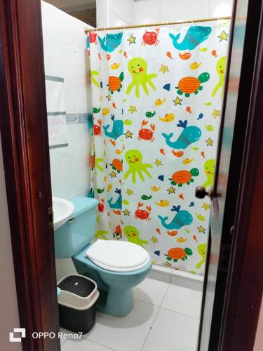 NorcasiaDonde Salito的一间带卫生间和淋浴帘的浴室