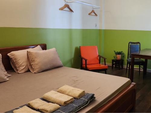 胡志明市Idler Guesthouse Saigon的一间卧室配有一张床,上面有两条毛巾