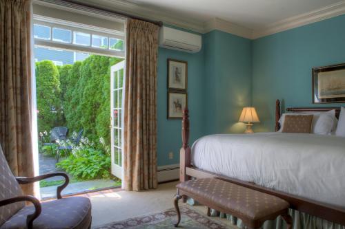 纽波特Francis Malbone House的一间卧室设有一张床和一个大窗户