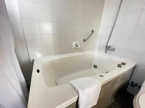 维纳德马格拉酒店的白色的浴室设有浴缸和卫生间。