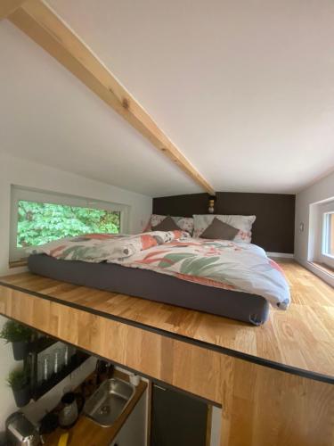 Tiny house Malý gurmán的卧室配有一张位于木架上的床铺