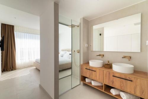 扎达尔Villa Aurum的浴室设有2个水槽和镜子