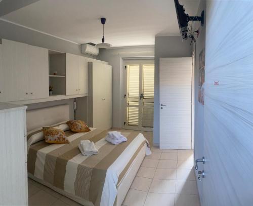 PolistenaB&B Mura 17的一间卧室配有一张床,一扇门通往一个房间