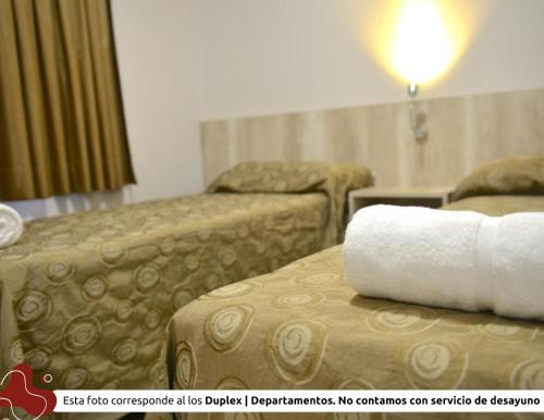伊瓜苏港Z Hotel Boutique的酒店客房带两张床和一条毛巾