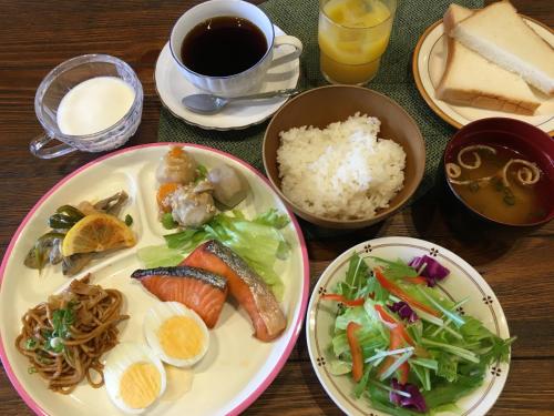 增田Mizuho Inn Iwami Masuda - Vacation STAY 17364v的餐桌,盘子,咖啡