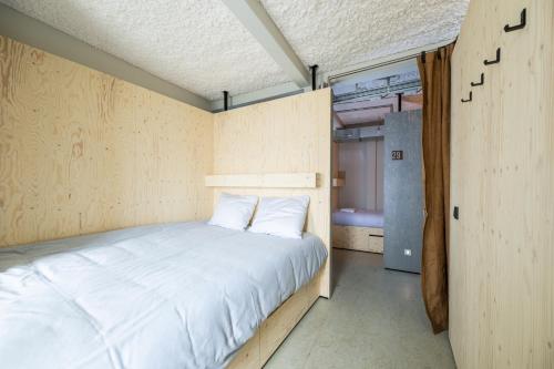 兹沃勒Hostel het Archief的一间小卧室,卧室内配有一张床铺