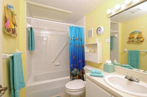西湾Beach Living at Villas Pappagallo Beachfront 22的浴室配有卫生间、盥洗盆和淋浴。