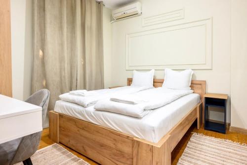 大特尔诺沃ApartPro Apartments, Veliko Tarnovo的一间卧室配有白色床单