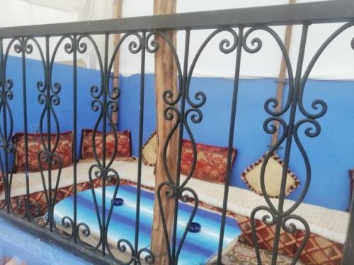 舍夫沙万Chez laasri的客房内的铁栅栏和床