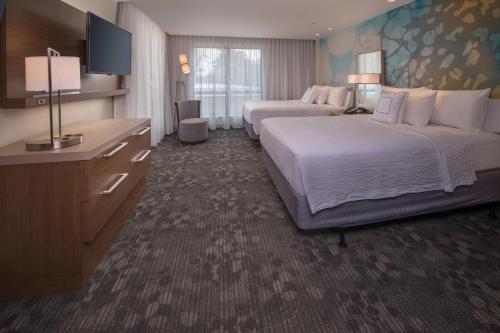 赫尔希赫尔希巧克力大道万怡酒店的酒店客房设有两张床和电视。