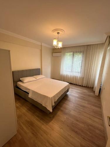 卡特佩Villam的一间卧室设有一张大床和一个窗户。