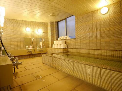 福井Hotel Fukui Castle - Vacation STAY 58682v的大型浴室设有两个盥洗盆和浴缸。