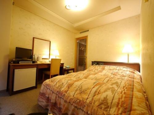 福井Hotel Fukui Castle - Vacation STAY 58705v的酒店客房配有一张床和一张带电脑的书桌