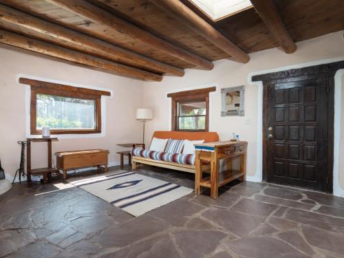 圣达菲Bronce Del Sur的一间卧室配有一张床和一扇木门