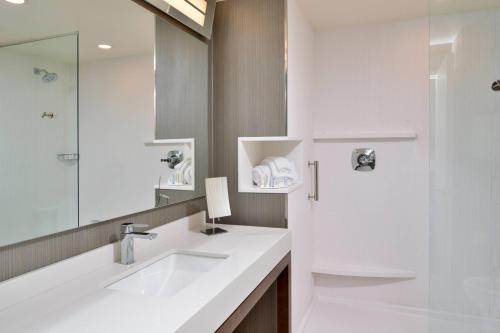 夏洛特Courtyard Charlotte Steele Creek的白色的浴室设有水槽和镜子