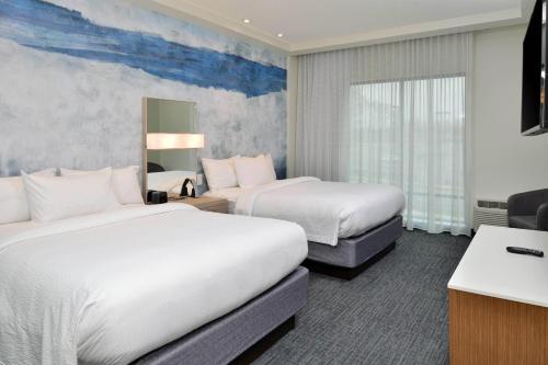 夏洛特Courtyard Charlotte Steele Creek的酒店客房配有两张床和一张书桌