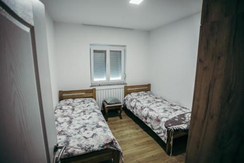 Vila Odmor的小房间设有两张床和窗户