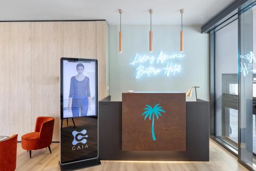 阿斯科纳Living Ascona Boutique Hotel - Smart Hotel的棕榈树照片的室内展示