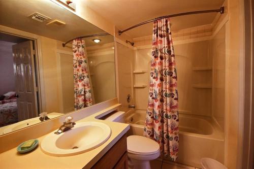 塔维涅2306 Ocean Pointe的一间带水槽和淋浴帘的浴室