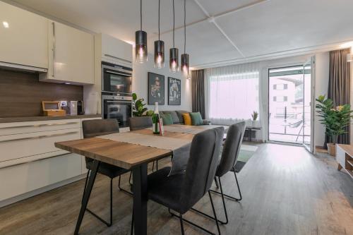 英格堡Spirit Apartments - Suite #1 - Balkon - Bergsicht的厨房以及带桌椅的用餐室。