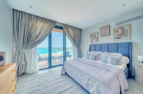 达喀尔Résidence Théa的一间卧室设有一张床,享有海景