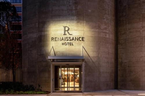 波尔多Renaissance Bordeaux Hotel的一座建筑上标有赎罪酒店标志