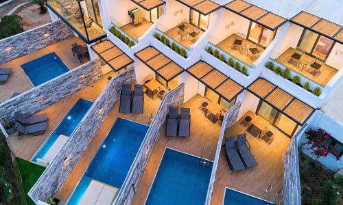 阿基欧斯尼古拉斯Aelia Suites的享有带蓝色泳池的别墅的顶部景致
