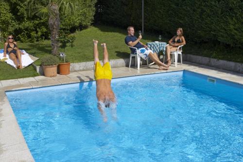 Vilpiano斯派厄霍夫酒店的正在跳入游泳池的人