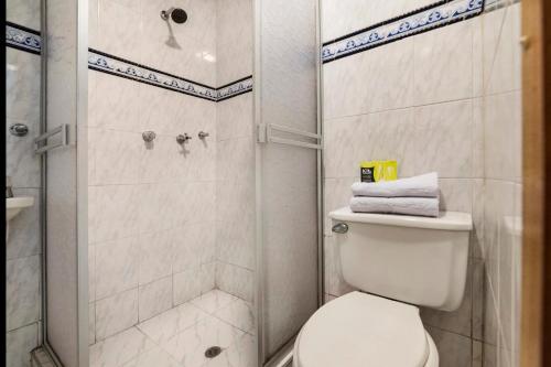 波哥大Hotel Quintas de Normandia的一间带卫生间和淋浴的浴室