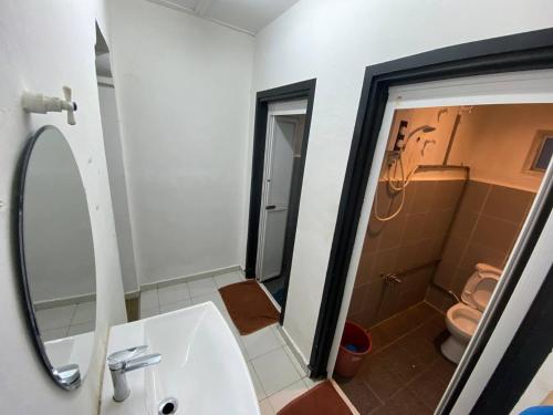 金马仑高原Darulmakmur Chalet的一间带水槽、卫生间和镜子的浴室