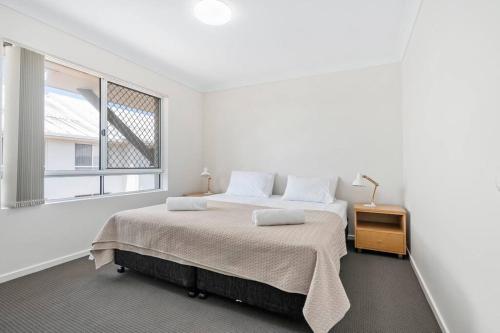 黄金海岸Bay Lodge - Private Apartments的白色的卧室设有床和窗户