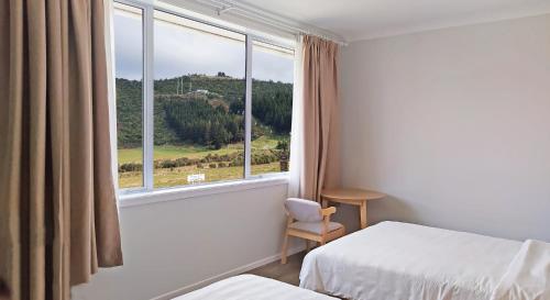 罗托鲁瓦AWA Hotel的客房设有两张床和一个美景窗户。
