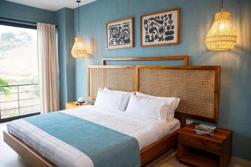 哈马Jama Campay - Homes Resort & Spa的一间卧室设有一张大床和一个窗户。