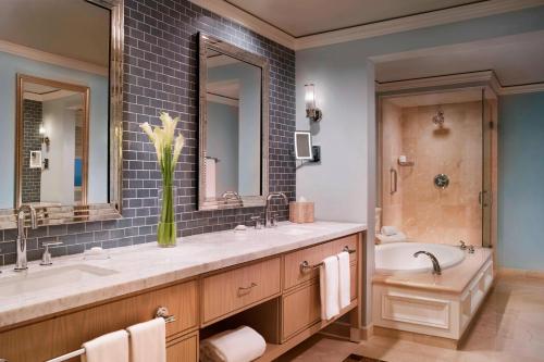迈阿密The Ritz Carlton Key Biscayne, Miami的带浴缸、水槽和浴缸的浴室