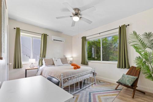 迈阿密Enchanting cozy Apartment 10 min away from airport, Calle 8, Brickell, Coral Gables, the beach and more!的一间卧室设有一张床和一个大窗户