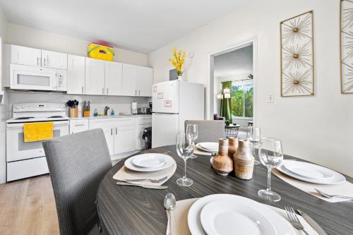迈阿密Enchanting cozy Apartment 10 min away from airport, Calle 8, Brickell, Coral Gables, the beach and more!的厨房以及带桌椅的用餐室。