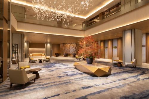 京都The Westin Miyako Kyoto的大楼内带桌椅的大堂