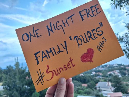 洛夫兰Sunset的持着一个标志,读过一晚的自由家庭咬我丈夫的人